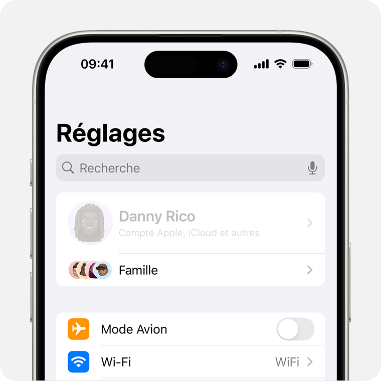 Un iPhone affichant le nom de son propriétaire grisé en haut de l’écran Réglages.