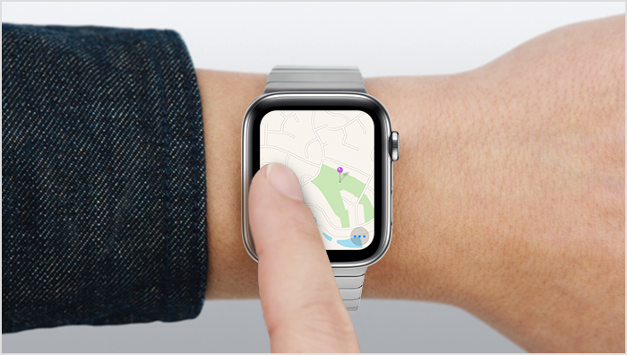 Persona arrastrando el dedo por la pantalla del Apple Watch