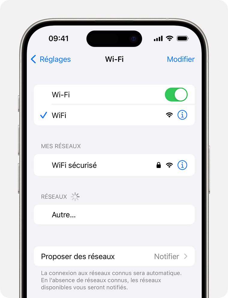 Un iPhone montrant l’écran Wi-Fi. Une coche bleue apparaît à côté du nom du réseau Wi-Fi.