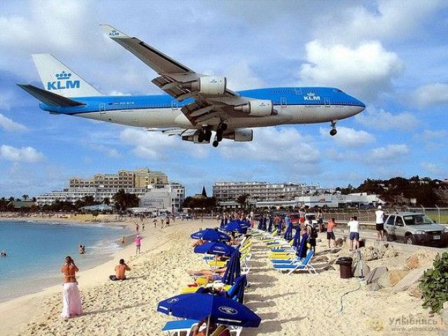 Oldie of the Day: Dangerous Maho Beach (18 pics)