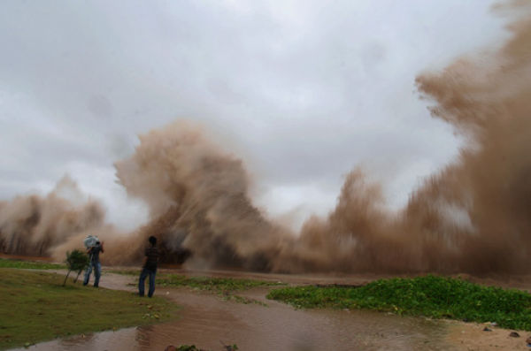 Vietnam people in ConSon storm (5 pics)