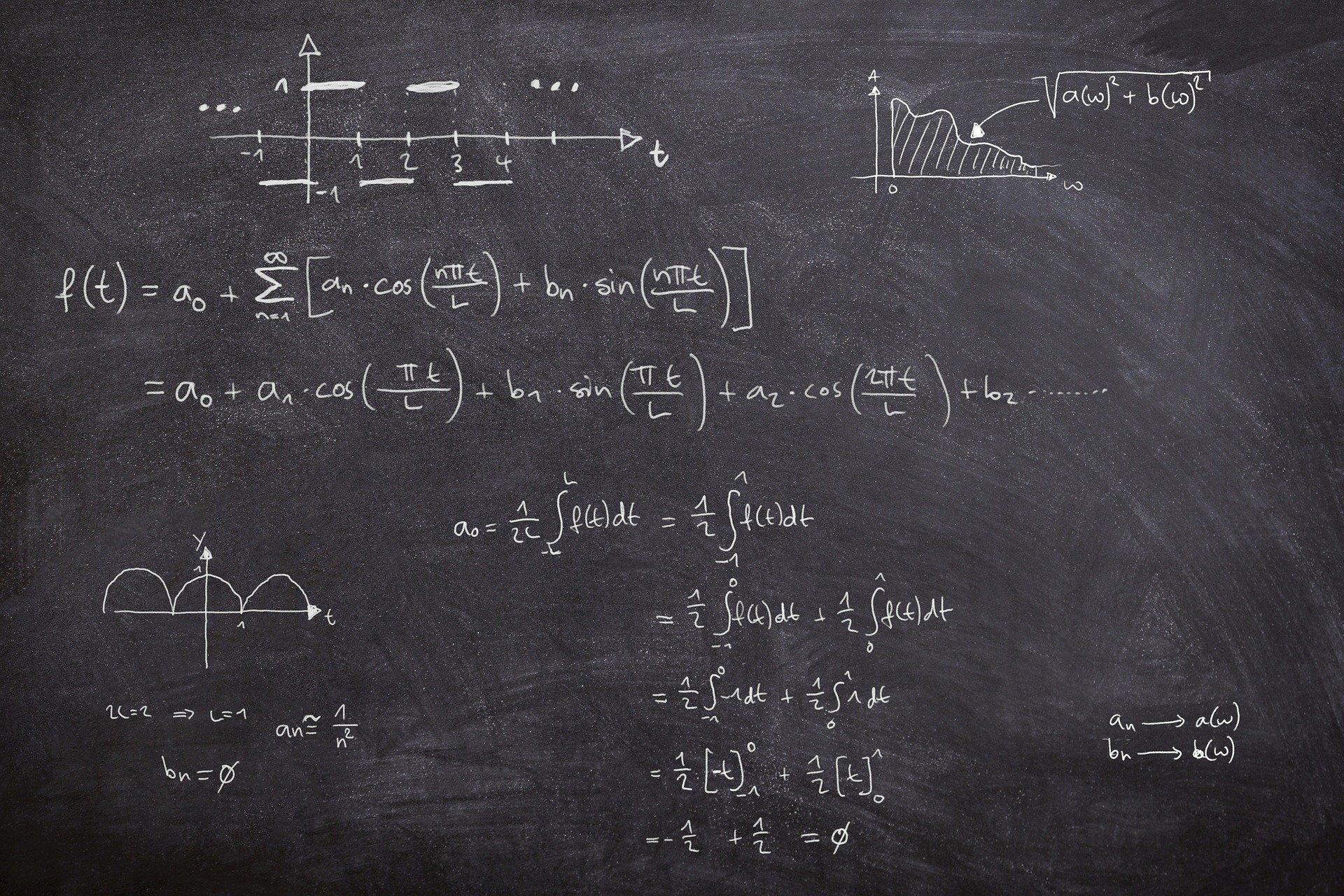 mathematische Formeln in weißer Kreide auf einer schwarzen Tafel