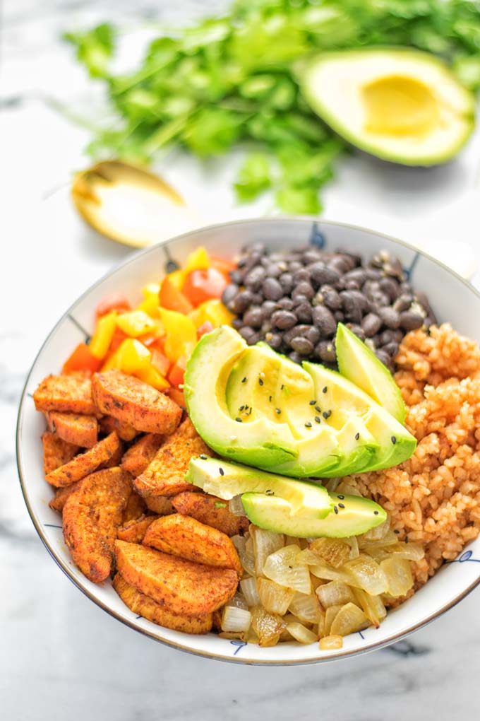 Super easy to make and incredibly satisfying: This Cajun Sweet Potato Rice bowl is naturally vegan, gluten free and infused with all the best cajun flavors. An amazing dinner, lunch, meal prep, work lunch and budget friendly meal which the whole family will love. #vegan #glutenfree #vegetarian #dairyfree #contentednesscooking #sweetpotato #cajunrecipe #easyfood #mealprep #worklunchideas #budgetmeals #lunch #dinner #ricebowls #ricebowlshealthy #bowlrecipes