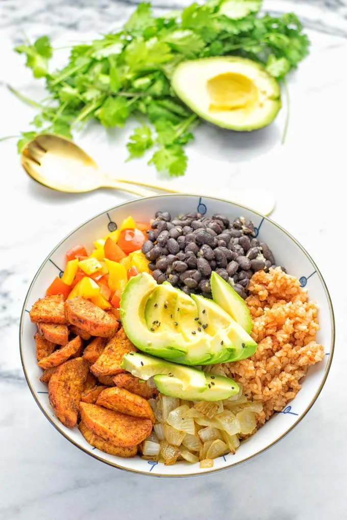 Super easy to make and incredibly satisfying: This Cajun Sweet Potato Rice bowl is naturally vegan, gluten free and infused with all the best cajun flavors. An amazing dinner, lunch, meal prep, work lunch and budget friendly meal which the whole family will love. #vegan #glutenfree #vegetarian #dairyfree #contentednesscooking #sweetpotato #cajunrecipe #easyfood #mealprep #worklunchideas #budgetmeals #lunch #dinner #ricebowls #ricebowlshealthy #bowlrecipes