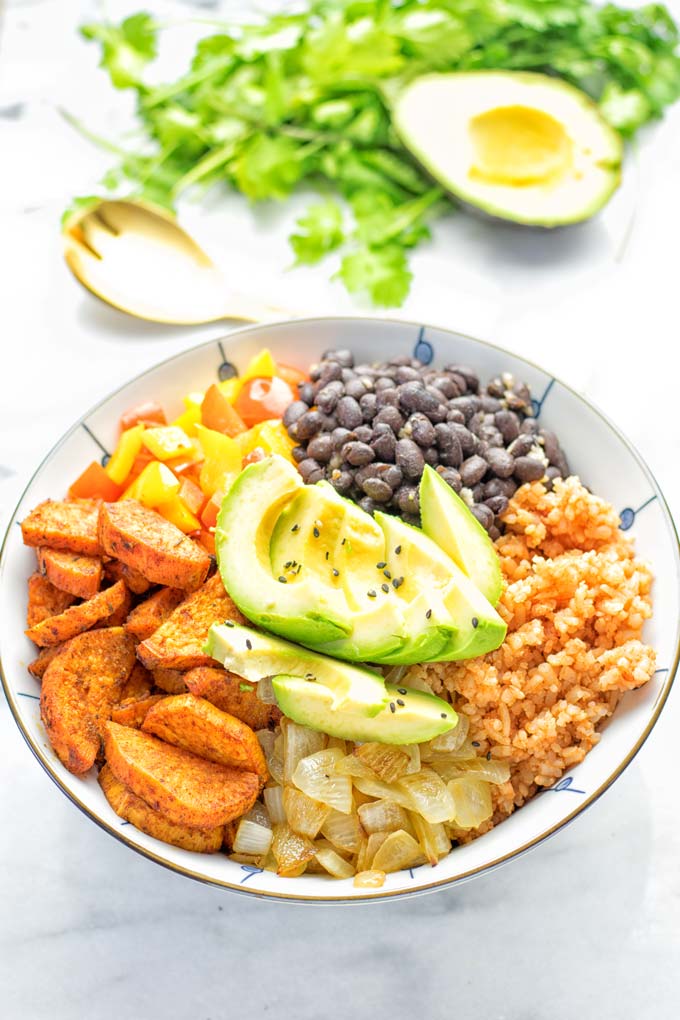 Super easy to make and incredibly satisfying: This Cajun Sweet Potato Rice bowl is naturally vegan, gluten free and infused with all the best cajun flavors. An amazing dinner, lunch, meal prep, work lunch and budget friendly meal which the whole family will love. #vegan #glutenfree #vegetarian #dairyfree #contentednesscooking #sweetpotato #cajunrecipe #easyfood #mealprep #worklunchideas #budgetmeals #lunch #dinner #ricebowls #ricebowlshealthy #bowlrecipes