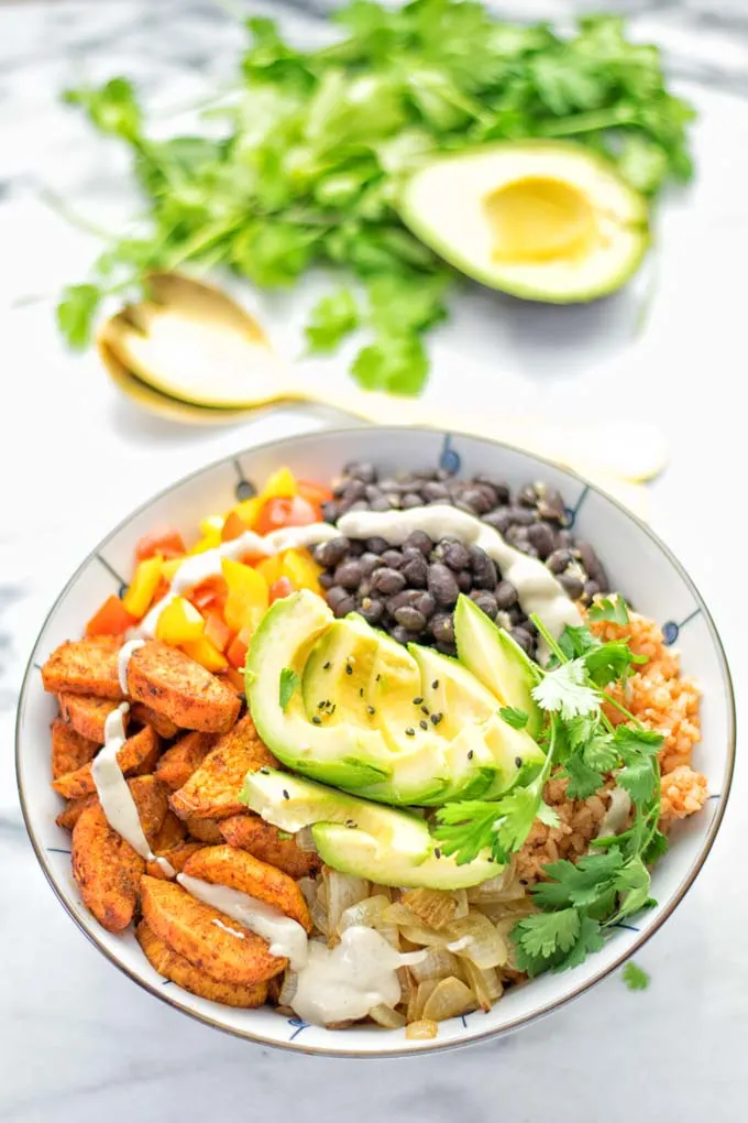 Super easy to make and incredibly satisfying: This Cajun Sweet Potato Rice bowl is naturally vegan, gluten free and infused with all the best cajun flavors. An amazing dinner, lunch, meal prep, work lunch and budget friendly meal which the whole family will love. #vegan #glutenfree #vegetarian #dairyfree #contentednesscooking #sweetpotato #cajunrecipe #easyfood #mealprep #worklunchideas #budgetmeals #lunch #dinner #ricebowls #ricebowlshealthy #bowlrecipes