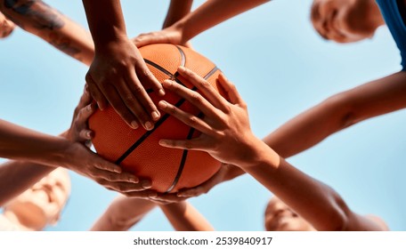 Baloncesto, manos juntas y jugadores con pelota para fitness, Asistencia o motivación en actividades al aire libre. Juego deportivo, acurrucamiento y grupo de personas en ángulo bajo para trabajo en equipo, ejercicio o partido de entrenamiento