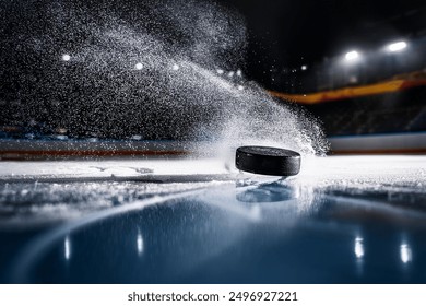 Primer plano de un disco de hockey cayendo sobre la superficie de hielo en la pista de hielo. Escena dramática.