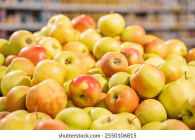 Frutas en una tienda de comida local. Un montón de manzanas rojas y amarillas en el mostrador en el mercado de alimentos. Exceso de cosecha de manzanas en el estante de la tienda. Un montón de manzanas. Compras de comestibles. De cerca.