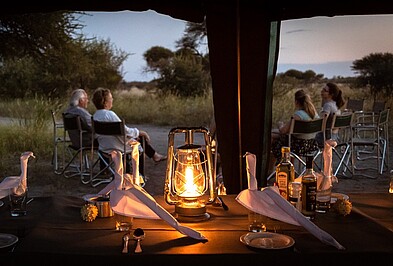 Abendstimmung mit Laterne in der Kalahari in Botswana