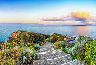 Sonnenaufgang über dem frühlingshaften Cape Milazzo auf Sizilien