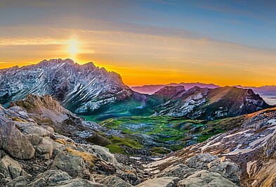 Schroffe Gipfel und Sonnenaufgang der Picos des Europa in Kantabrien Spanien