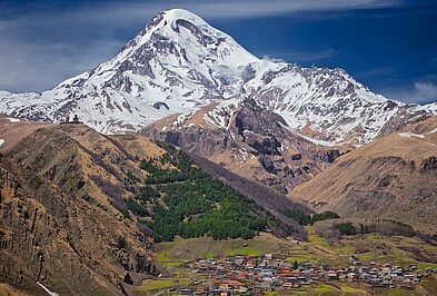 Gipfel des Kasbek im großen Kaukasus in Georgien