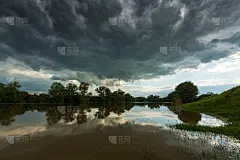 自然湖上空不祥的暴风雨天空