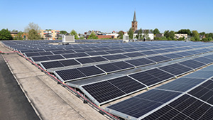 Aufgeständerte Solarpanele auf einem Flachdach