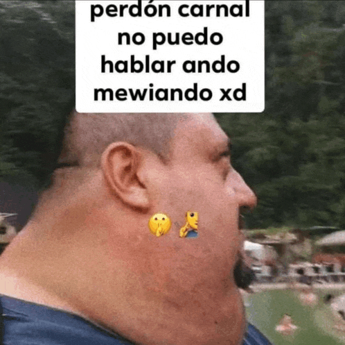 a man with a smiley face on his ear and the words perdon carnal no puedo hablar ando mewiando