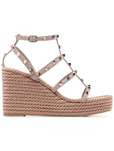 Valentino Garavani Sandalo Zeppa Rockstud In Nude & Neutrals