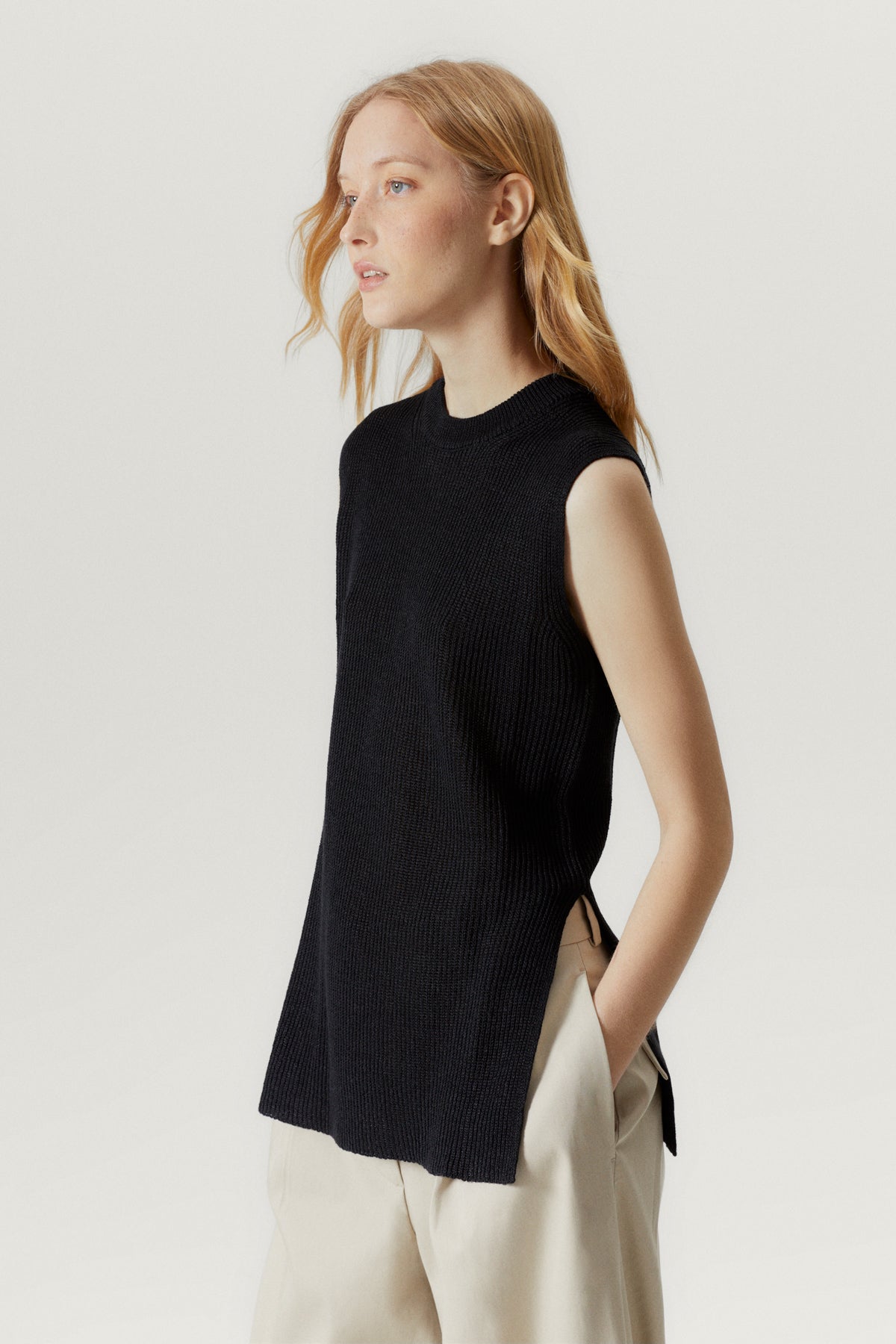 the linen cotton ribbed vest black