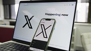 Die erste Seite von X wird auf einem Computer und einem Telefon angezeigt, 16. Oktober 2023, in Sydney.