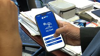 Mit der App "MyCost" können unzulässige Gewerbe an griechischen Stränden gemeldet werden.