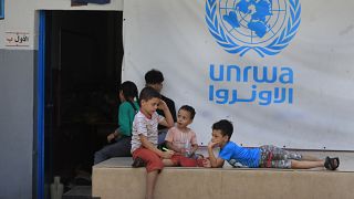 Palästinensische Kinder, die mit ihren Eltern aus ihren Häusern im palästinensischen Flüchtlingslager von Ein el-Hilweh geflohen sind, 12. September 2023