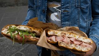 All'Antico Vinaio fait la queue dans la rue pour ses panini bien garnis, et en vendrait jusqu'à 10 000 en un week-end, selon un influenceur. 