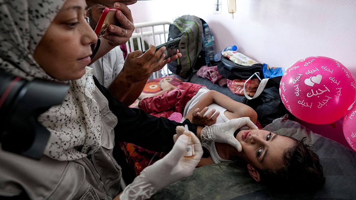 DATEI-FOTO: Ein Gesundheitsarbeiter verabreicht einem Kind in einem Krankenhaus in Khan Younis einen Polio-Impfstoff, Samstag, 31. August 2024.