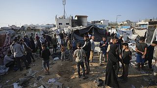 Palästinenser versammeln sich nach einem israelischen Angriffs im Al-Aqsa-Krankenhauses, in dem Vertriebene in Zelten leben, Gazastreifen, 9. November 2024