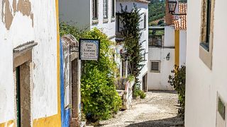 Óbidos, 80 Kilometer nördlich von Lissabon gelegen, ist ein mittelalterliches Dorf, das von hohen Mauern umgeben ist.