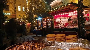 Bündel von köstlichen Leckereien auf dem Alt-Wiener Weihnachtsmarkt 