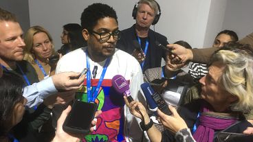 Michai Robertson fala à imprensa na COP29, em Baku