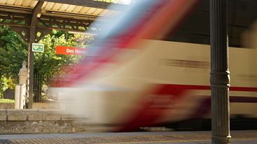 Un train de banlieue circule dans une gare d'Andalousie, en Espagne.