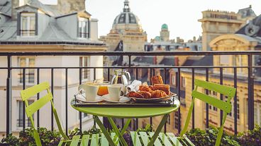 Petit-déjeuner sur la terrasse d'un appartement parisien