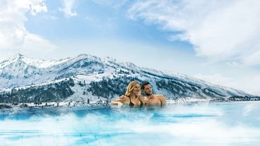 Une escapade alpine sans ski : en couple dans une piscine extérieure