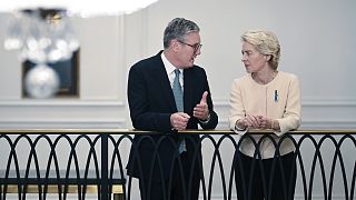 Der britische Premierminister Keir Starmer, links, spricht mit der Präsidentin der Europäischen Kommission Ursula von der Leyen am 25. September 2024 in New York.