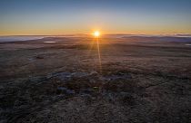 Lever de soleil sur la lande de Llangynidir à Powys, sud du Pays de Galles