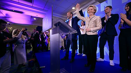 Die Präsidentin der Europäischen Kommission, Ursula von der Leyen, posiert am Sonntag, den 9. Juni 2024, mit dem EVP-Vorsitzenden Manfred Weber im Hauptquartier der EVP in Brüssel.