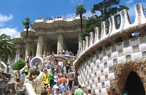 Des visiteurs se promènent dans le parc Güell à Barcelone, en Espagne.