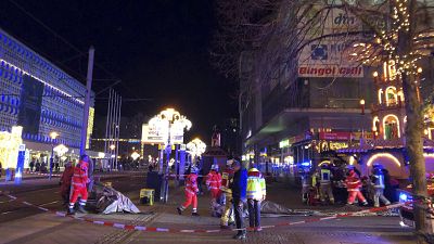 Einsatzkräfte am Magdeburger Weihnachtsmarkt nach dem mutmaßlichen Anschlag, 20. Dezember 2024 