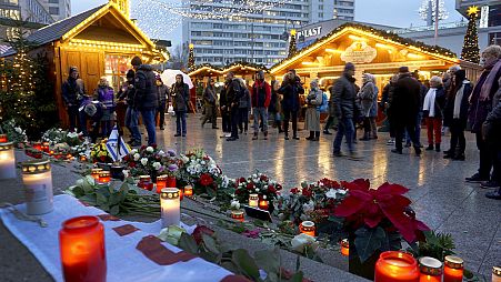 Kerzen brennen an einer Gedenkstätte auf dem Weihnachtsmarkt in Berlin, Deutschland, am 19. Dezember 2018 zu Ehren der Opfer des Terroranschlags auf den Weihnachtsmarkt