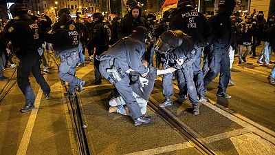 Ein Mann wird während einer Demonstration rechter Gruppen in Magdeburg, Deutschland, am Samstag, 21. Dezember 2024, von Polizeibeamten abgeführt. 