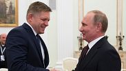 Der russische Präsident Wladimir Putin schüttelt dem slowakischen Premierminister Robert Fico während ihres Treffens im Kreml in Moskau im Jahr 2016 die Hand.