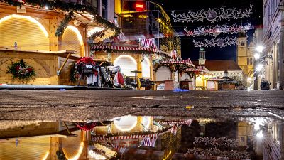 Der Magdeburger Weihnachtsmarkt, auf dem am Freitagabend ein Auto in eine Menschenmenge fuhr, steht leer, 22. Dezember 2024