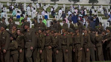 Des soldats et des civils nord-coréens visitent un cimetière pour les vétérans de la guerre de Corée, le jeudi 25 juillet 2013 à Pyongyang, Corée du Nord.