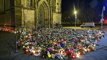 Kerzen und Blumen zu Gedenken an die Opfer in Magdeburg