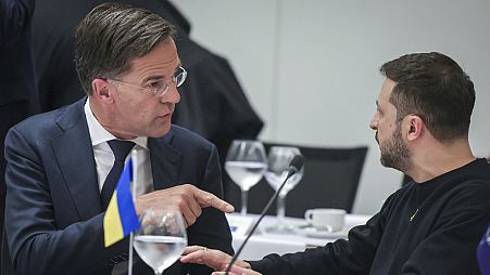 DATEI: NATO-Generalsekretär Mark Rutte, links, spricht mit dem ukrainischen Präsidenten Volodymyr Zelenskyy im NATO-Hauptquartier in Brüssel, Donnerstag, 17. Oktober 2024.