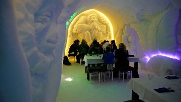 Besucher des Weihnachtsmanndorfs in Rovaniemi speisen bei Temperaturen von minus fünf Grad (Celsius)