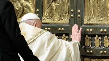 Papst Franziskus öffnet die Heilige Pforte zur Eröffnung des katholischen Heiligen Jahres 2025 im Petersdom, Vatikan, 24. Dezember 2024. 