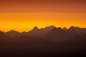 Sun Setting Over A Mountain Range (1400x900) Resolution Wallpaper