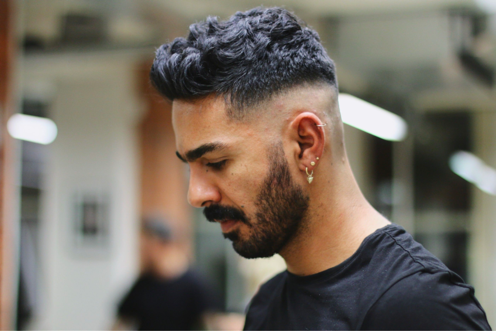 Quiff Wavy Undercut đòi hỏi thợ cắt tóc có tay nghề cao và bạn cần nhiều thời gian để tạo kiểu tại nhà 